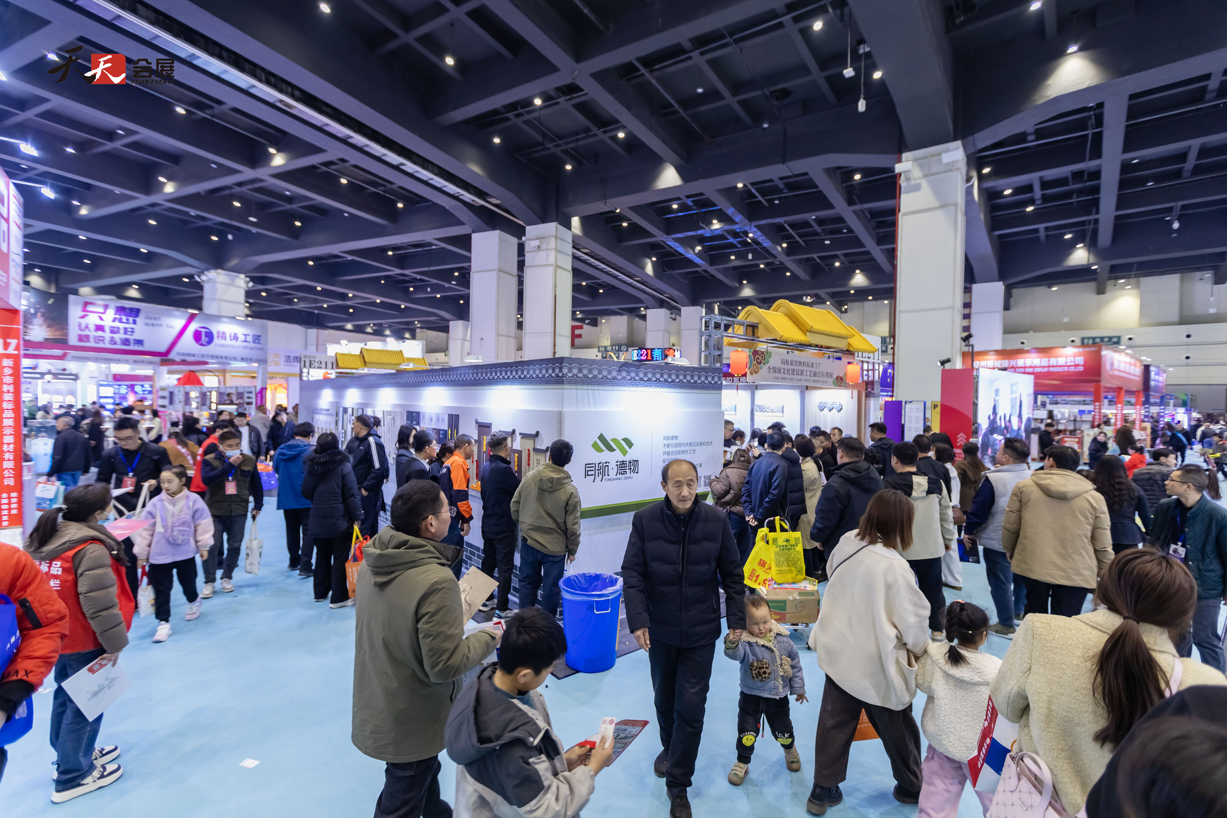 人潮涌動(dòng)，熱鬧非凡|2025春季中原廣告展第二天盛況依舊